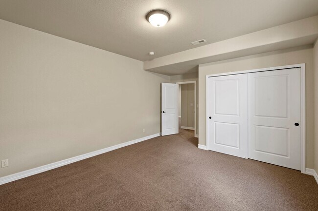 Building Photo - Immaculate & Stunning 4BD Ranch Style in C...