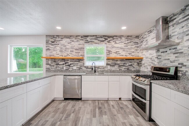 Building Photo - 550 Roanoke Dr