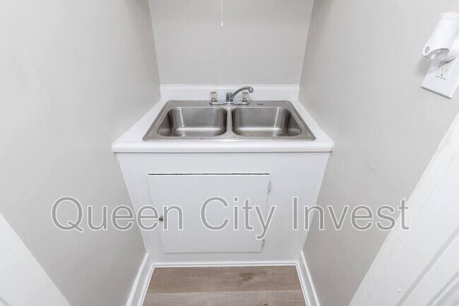 Building Photo - 115 E Foraker St