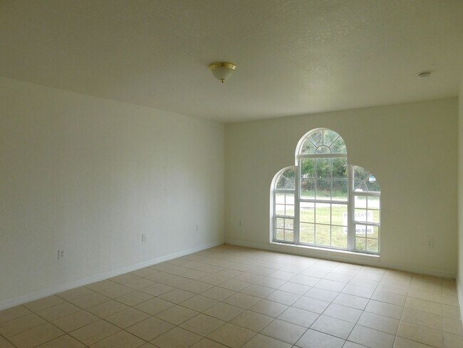 Building Photo - 756 Camel Ct