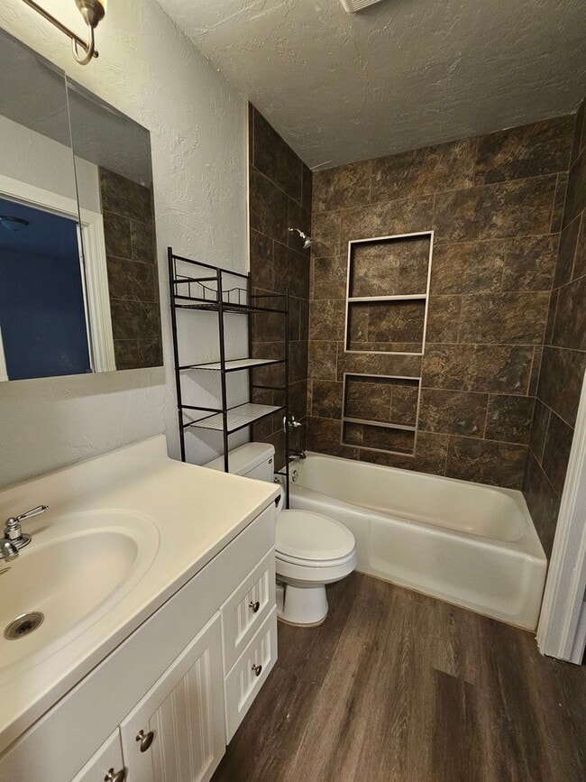 Building Photo - (3) Bed/(1.5) Bath in Noble Avail NOW!