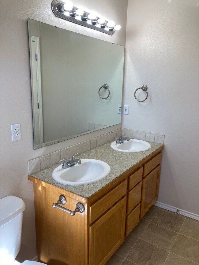 Building Photo - 928 N Middlemist Pl - Awesome Backyard, Go...