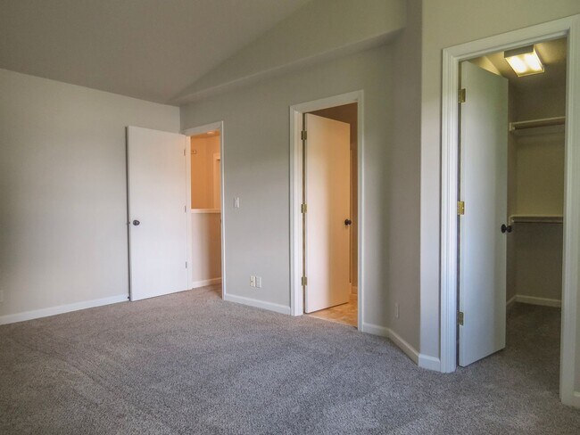 Building Photo - Updated Interior ! Spacious 2 Bedroom 2.5 Bath Town home close to Intel and Nike