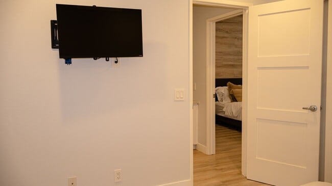 Building Photo - Gorgeous 3 bedrooms 2.5 baths townhome in ...