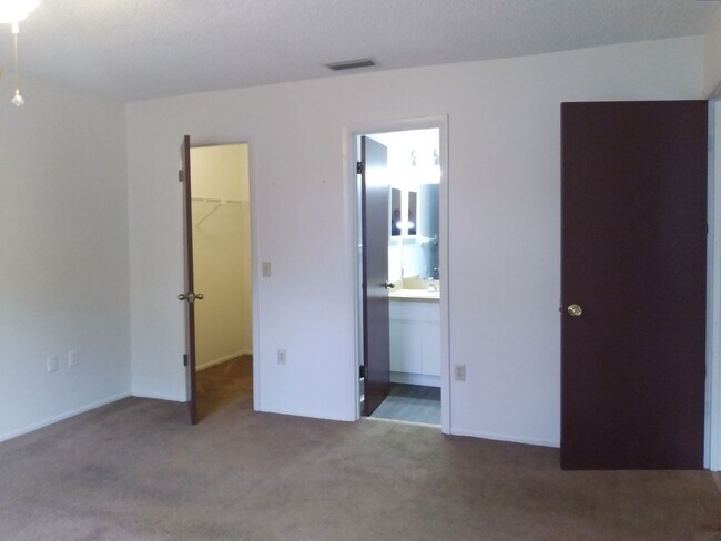 Building Photo - PRICE IMPROVEMENT!!  3/2 2nd floor Villa