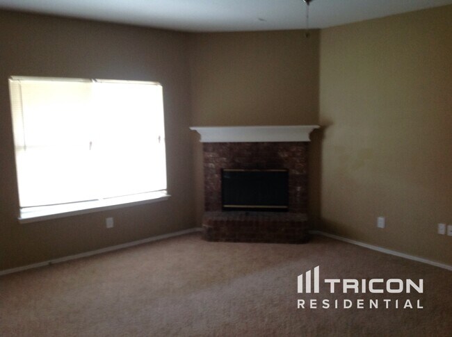 Building Photo - 10512 Fossil Hill Dr