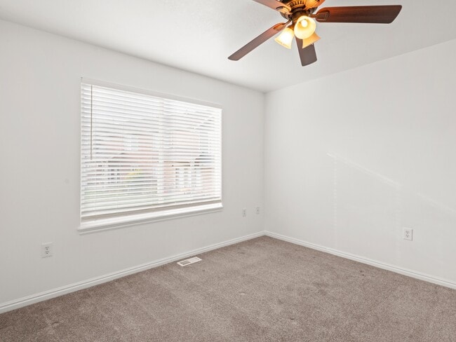 Building Photo - 5047 W Rock Butte Rd