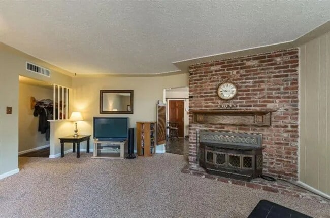 Building Photo - 4014 E Fedora Ave