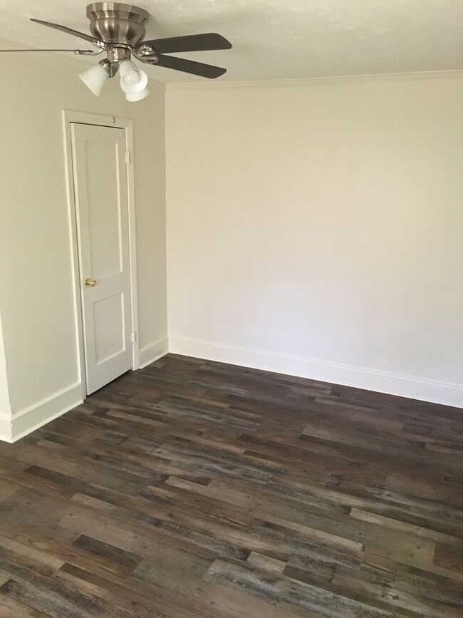 Building Photo - Large 2/1 Home, includes bonus room- Sherwood Forest- $995