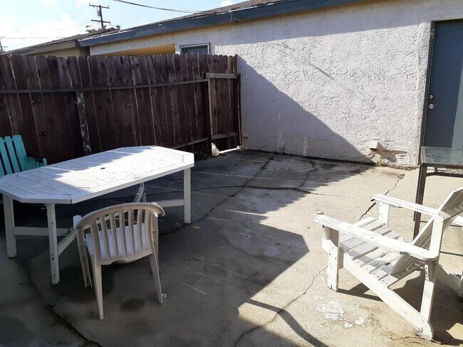 Building Photo - 15414 Larch Ave
