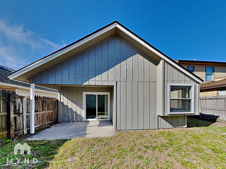 Building Photo - 2451 Townsquare Dr