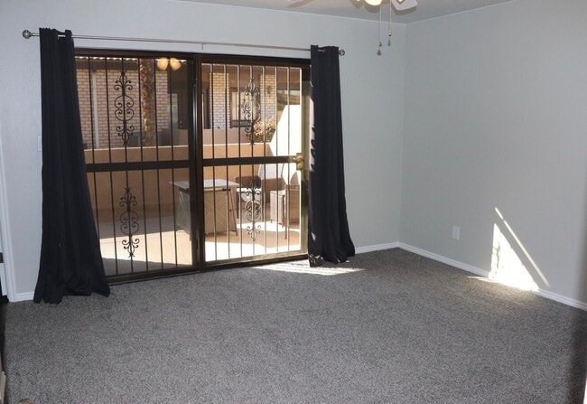 Building Photo - Beautiful remodeled 3 bedroom 2.5 bathroom...