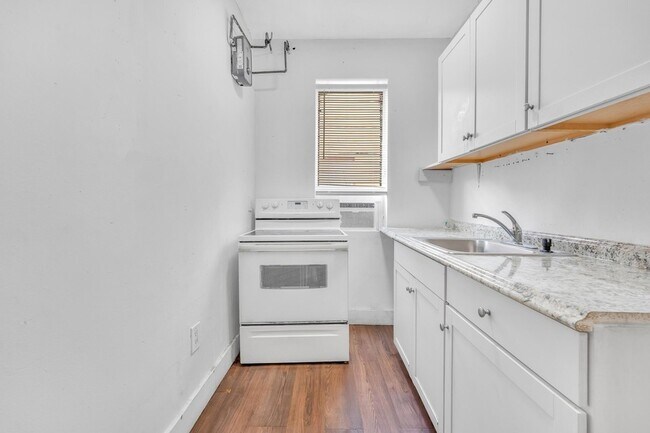 Building Photo - 1554 SW 5th St