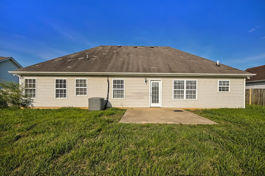 Building Photo - 2625 Weatherford St