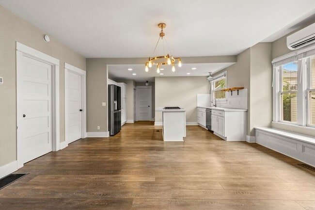 Building Photo - 5530 N Haight Ave