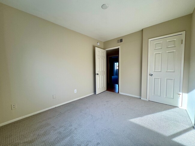 Building Photo - Spacious Multi-Level Townhouse w/hwd flrs,...