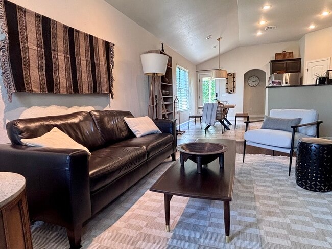 Building Photo - 2610 S Jackson Ave