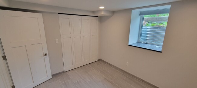 Building Photo - AVAILABLE  May 1st - Newly Updated 1 Bed 1 Bath!