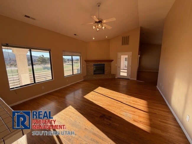 Building Photo - Golf Course Home