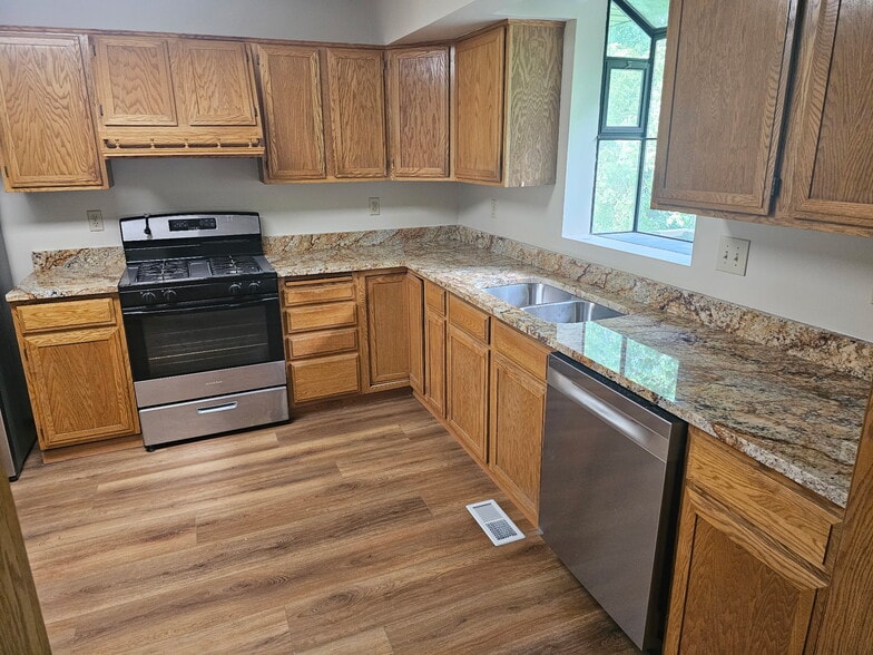 Building Photo - 6486 Tomahawk Trl