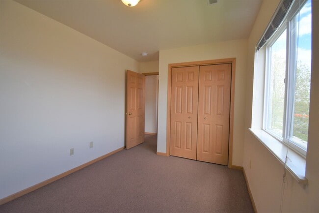 Building Photo - Centrally Located 3b 1.5ba Townhouse with attached Garage and Patio!