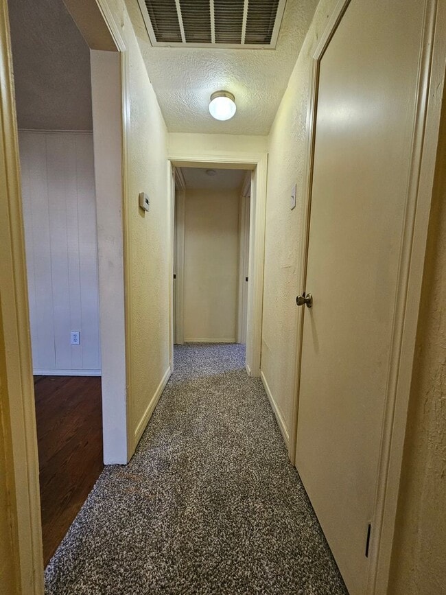Building Photo - (2) Bed/(1) Bath in Core Norman Avail NOW! Video Tour!