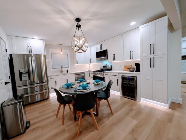 Building Photo - 10 Burnett Ferry Rd SW