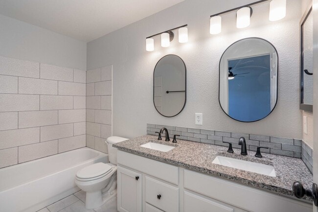 Building Photo - Super Beautiful Englewood 3 Bedroom Home A...