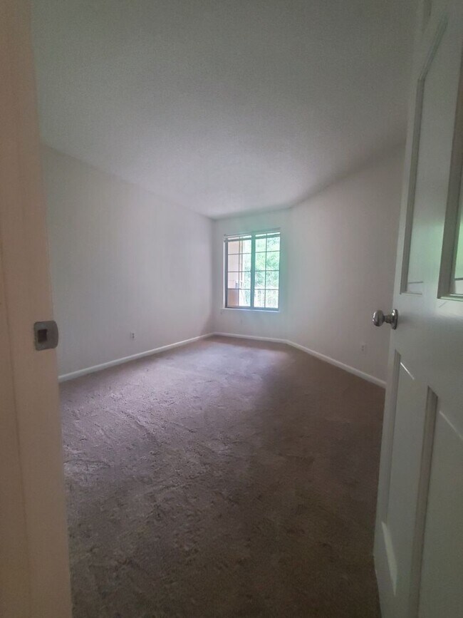 Building Photo - 2B / 2B Condo with Loft and Garage Availab...