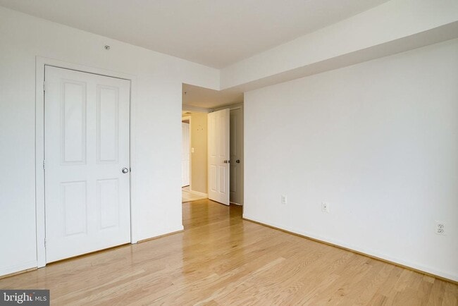 Building Photo - 2220 Fairfax Dr