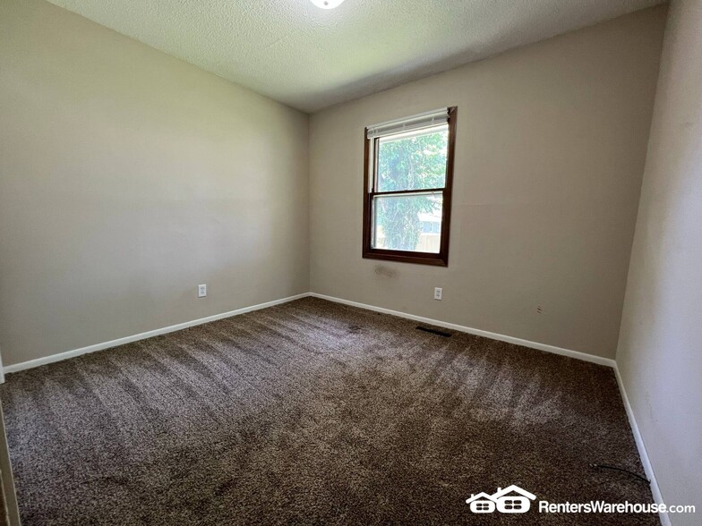 Building Photo - 912 E Railroad Ave