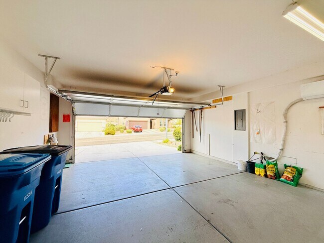 Building Photo - Beautiful Sun City Anthem home-55+ Community Available Now!