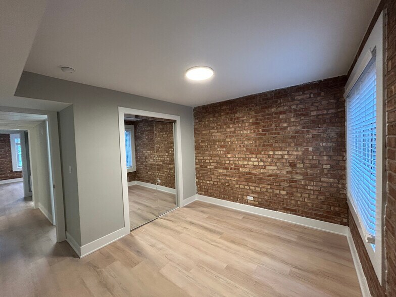 Building Photo - 1214 N La Salle Dr