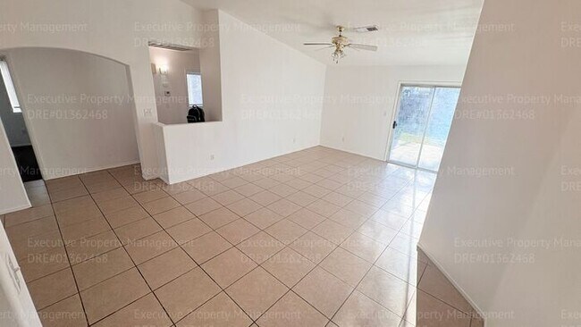 Building Photo - 4 bedroom 2 bathroom home located near S. H St/ Berkshire Rd