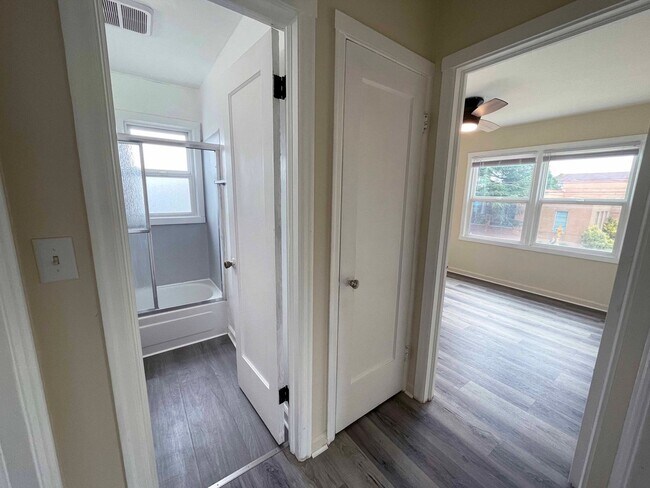 Building Photo - Charming Second Floor 1-Bedroom Close to Peninsula Park!
