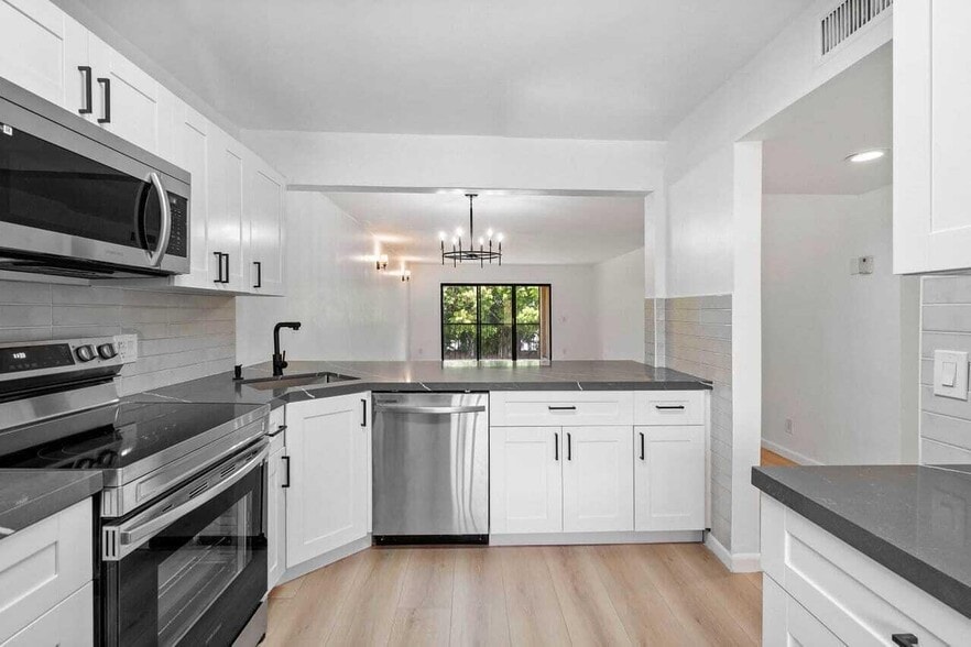 Building Photo - 341 Lakeview Dr