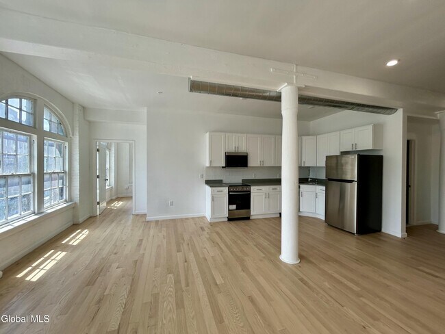 Building Photo - 155 River St