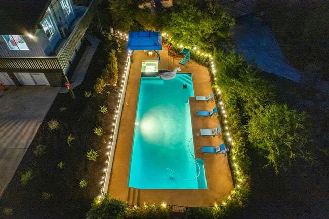 Building Photo - 5048 Bluff Pl