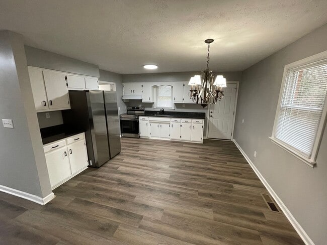 Building Photo - Brick Home For Rent Shelbyville