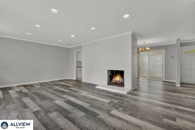 Building Photo - Charming & Light-Filled 3 Bed/2 Bath Home ...