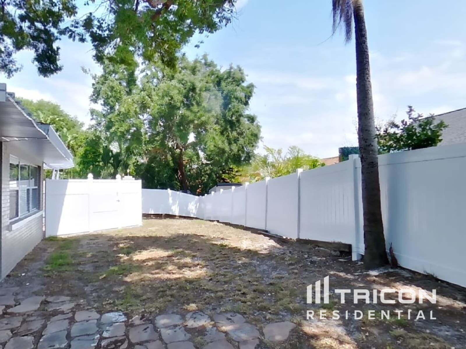 Building Photo - 1456 Lakeview Dr