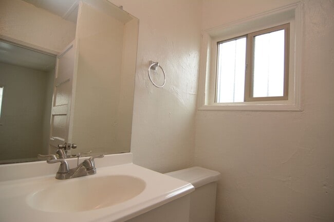 Building Photo - Charming 1 Bedroom 1 Bath Duplex! Great Central Tucson Location!