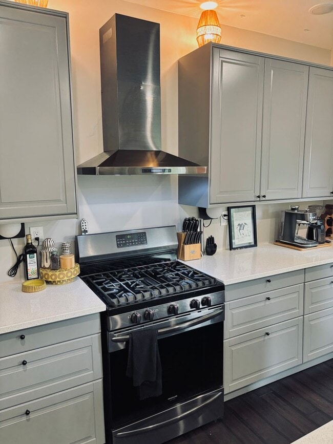 Building Photo - Rare Minnehaha Parkway rental under 5k! Be...