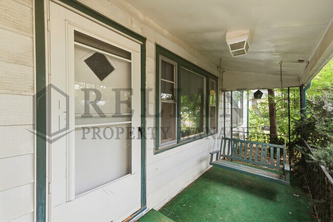 Building Photo - 1620 E Selma St