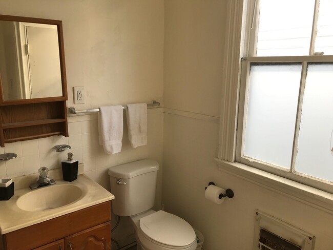 Building Photo - 511 W 37th St