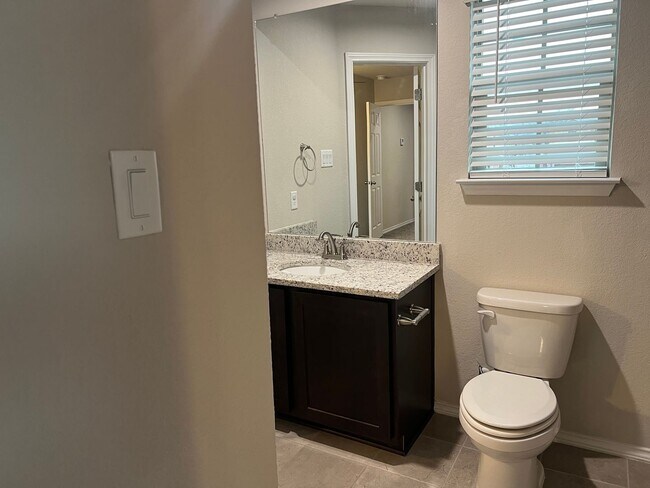 Building Photo - Luxury 3/2 Townhouse in Seguin, TX