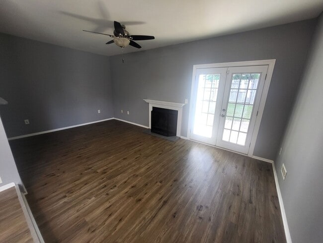 Building Photo - Wellington Woods II - 3BR/2.5BA End-Unit T...