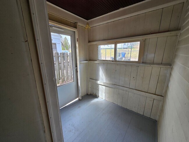 Building Photo - 3 Bedroom House