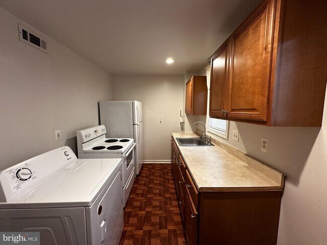 Building Photo - 1527 W 36th St