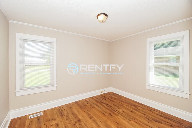 Building Photo - 2104 E Greenbriar Rd